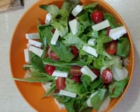 Salada de tomate cereja com queijo e maçã (light)