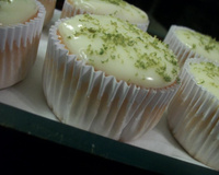 Bolinho de limão com cobertura de leite condensado