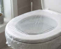 Envolver o vaso sanitário com plástico é a dica para deixar a limpeza do seu banheiro muito mais fácil e eficaz: entenda como funciona