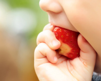 5 alimentos que devem ser evitados por crianças abaixo de 2 anos