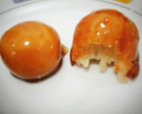 Bala de coco caramelizada (bala baiana ou bala de ovo)