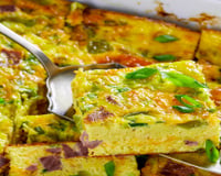 Adeus, louça suja: omelete de forno na travessa é a receita prática que você precisava