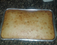 Bolo com gelatina de abacaxi