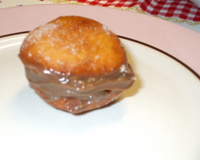 Bolinho de chuva com recheio de chocolate