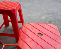 Poucas pessoas sabem, mas o furo no meio da cadeira de plástico tem uma função importante