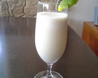 Suco de inhame com limão em fatia na borda da taça