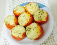 Tomate recheado de frango com requeijão