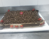 Bolo trufado de morango