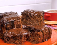 O melhor bolo de chocolate molhadinho e com a melhor calda do mundo