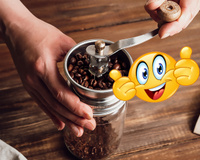 É assim que o seu café terá mais sabor, intensidade e aroma: os benefícios de moer o grão em casa e como fazer