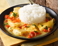 Merluza ao leite de coco servido com arroz branco