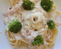 Macarrão ao molho branco com peito de peru