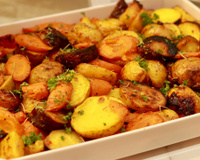 O segredo das batatas assadas crocantes e soltinhas está em 4 truques simples: como fazer sem grudar na assadeira!