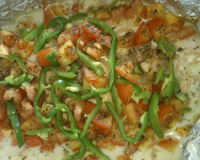 Salmão assado com leite de coco e legumes