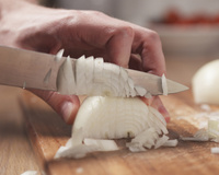 O cheiro de cebola nas mãos vai desaparecer com esse truque SIMPLES e INFALÍVEL!