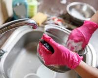 Descubra como limpar panela queimada de açúcar