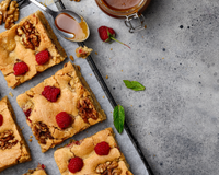"Esse é o blondie, irmão do brownie": como fazer um bolo cremoso de baunilha, chocolate e morango SEM FARINHA e com muito sabor