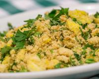 Farofa da vovó que virou da mamãe e agora é minha: receita simples de família com um ingrediente diferente que a torna um acompanhamento especial