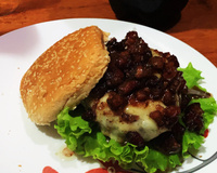 Hambúrguer com geleia de bacon