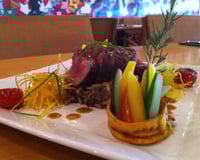 Tornedor de filet mignon com molho Marsala com vegetais e risoto de funghi