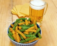 Fiz em 2002 e deu sorte: torresmo de macarrão verde e amarelo é o petisco crocante perfeito para os jogos da Copa
