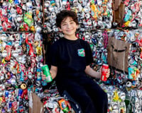 Com apenas 13 anos, menino recicla 1,5 milhão de latas de refrigerante e arrecada cerca de US$ 24.000 para caridade: "Eu amo o que faço"