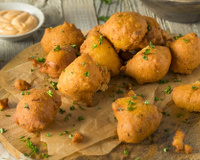 Hushpuppies: como fazer bolinhos de milho fritos