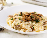 Risoto de cogumelos para fazer em 10 minutos no micro-ondas: prato sofisticado com pouco esforço para o almoço ou jantar