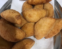 Risoles de frango com creme de milho e catupiri