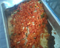 Salmão com cebola e tomate