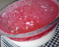 Torta de gelatina com morangos