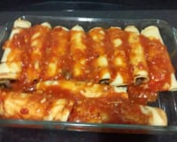 Panqueca de carne com molho de tomate