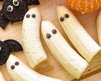Fantasmas de banana é a ideia mais genial de tão fácil para sua festa de Halloween: até as crianças podem fazer