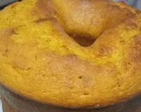Bolo de cenoura com calda de chocolate