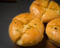 Você vai viciar nesse pãozinho com massa fofa e recheio megaqueijudo: receita é a mais fácil do mundo e não precisa sovar