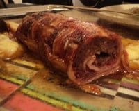 Rocambole de carne moída trançada com bacon