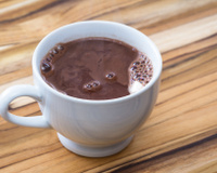 Nada de achocolatado: esse chocolate quente com chocolate de verdade fica cremoso e aveludado, eleva o nível!