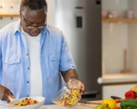 Acessibilidade na cozinha: 3 itens inclusivos e práticos para qualquer pessoa cozinhar melhor