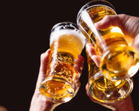 30g de proteína em 3 latas: nutricionista revela a verdade sobre a cerveja proteica e seus benefícios