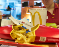 Funcionária de 29 anos trabalha no McDonald's, ganha até R$ 25 mil por mês e agora ela revela como isso é possível!