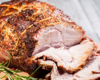 Aprendi no TudoGostoso: antes de levar a carne para assar cubra com esses 2 ingredientes que ela ficará com uma crosta crocante e o interior suculento e macio