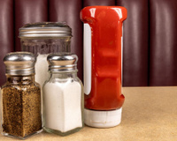 Se as lanchonetes deixam o ketchup fora da geladeira, por que a gente guarda dentro? Descobri o jeito certo de armazenar o molho