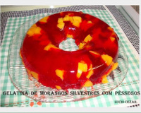 Gelatina de morangos silvestres com pêssegos