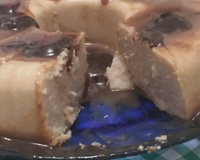 Manjar econômico com calda de chocolate