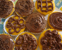 Bolinhos de cenoura com cobertura de ganache de chocolate