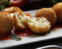 Eu nunca tinha comido bolinho de arroz na vida, fiz essa receita e agora não vivo mais sem esse petisco simples e delicioso