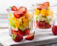 Salada de frutas no copo com morango, laranja, maçã e outros