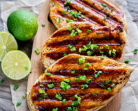 Como temperar frango: aprenda a deixar a carne ainda mais suculenta