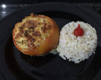 Tomates recheados com queijo colonial, molho branco especial, calabresa e milho verde