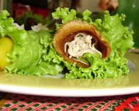 Salada verde com mini panqueca de cenoura